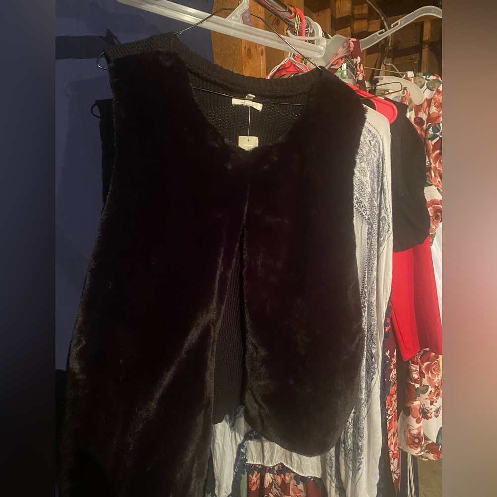 Faux Fur vest. Sweater back